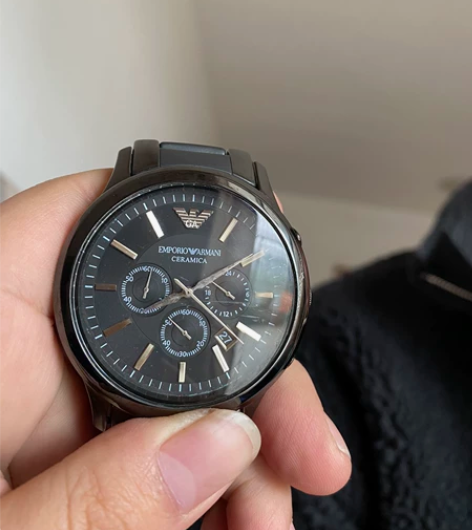 阿玛尼手表。石英表。表盘有点松动。介意勿拍...