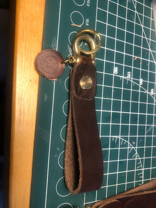 纯手工制作，霍尔文头层牛皮，第二个是双层法...