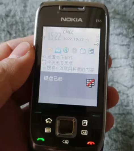 诺基亚E66滑盖手机，成色自己看，屏幕边缘...