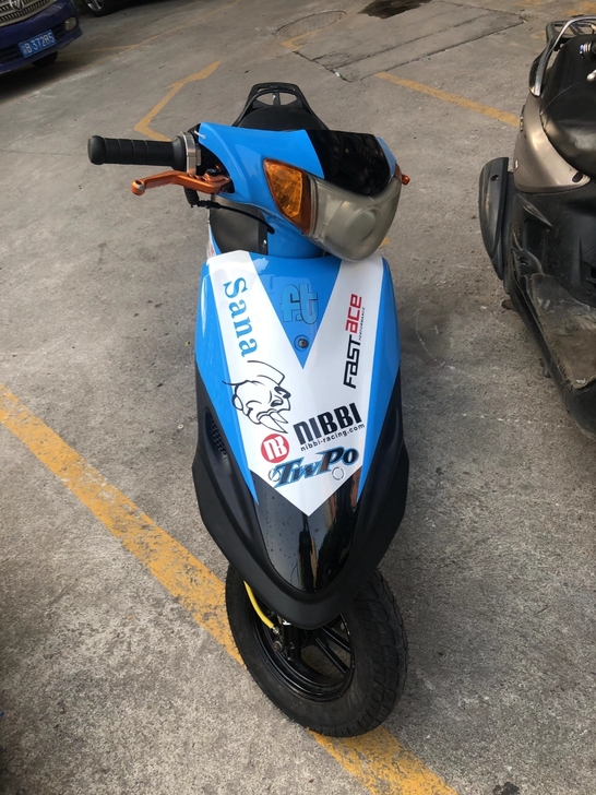 踏板摩托车雅马哈福喜摩托车
