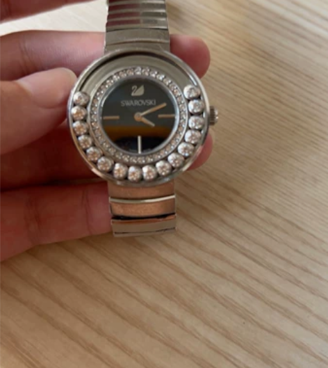 这款施华洛世奇手表 上面有12颗钻石。可以...