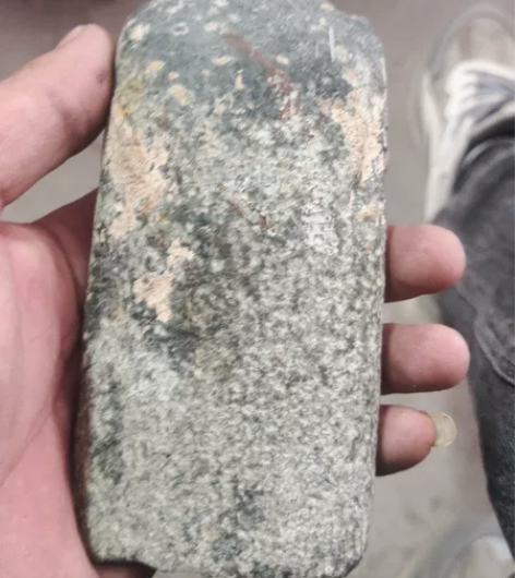 石斧子，石器时代，，下乡村里淘到一个老物件...