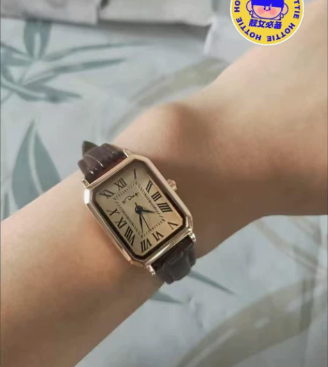 本来想摆摊的，提了各式各样的手表，后来发现...