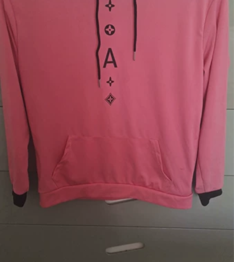 去年开学的时候给女儿买了这件衣服,孩子开学...