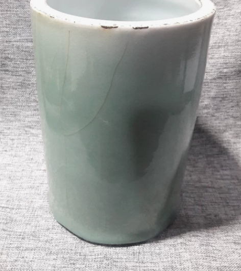 龙泉窑大开片青瓷笔筒。完美包邮 感兴趣的话...