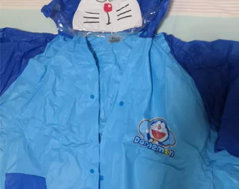 哆啦A梦男童雨衣，后面带书包位，衣长96c...