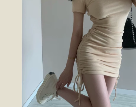 奶油布丁 又纯又欲连衣裙 显瘦修身褶皱包臀...