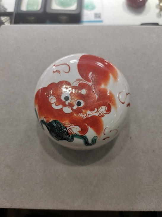 清同治狮子狗印泥盒。品像如图。