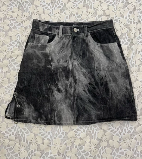 出全新闲置设计款侧边小开衩带链条的黑色扎染...