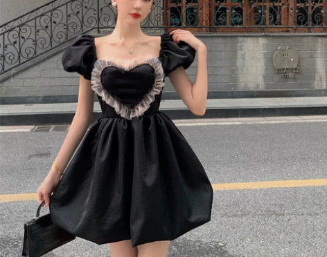 连衣裙女夏法式方领爱心设计感显瘦短裙泡泡袖...