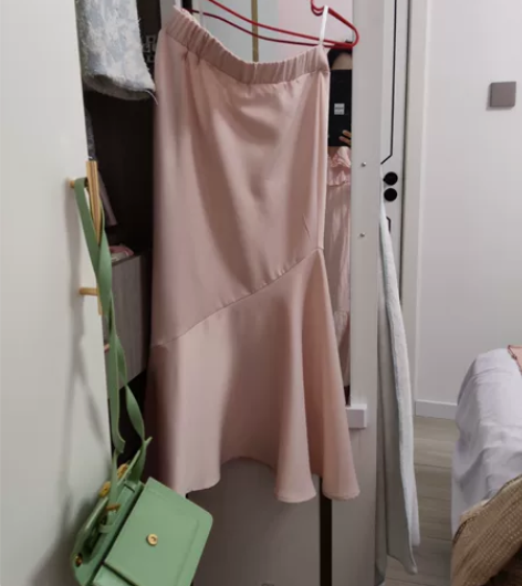 全新粉色缎面鱼尾裙 感兴趣的话点“我想要”...