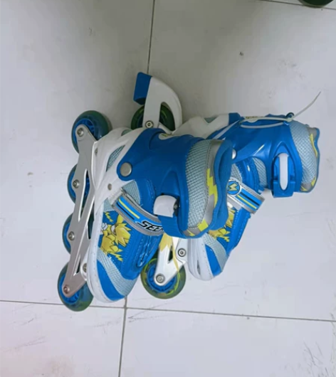 品牌滑冰鞋，直排四轮，轮滑时轮子带亮灯，左...
