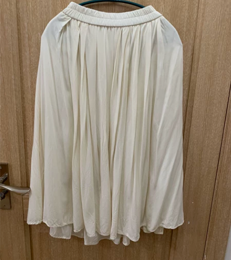 超气质米白中裙。 垂直面料，柔软，腰部有橡...