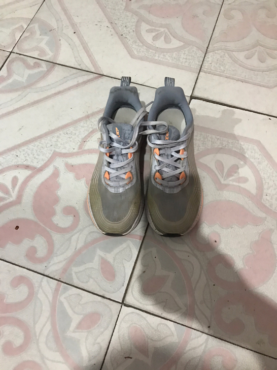 特步专卖店买的，穿过一两回，