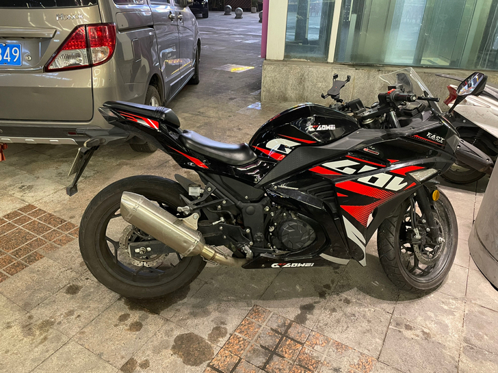 国威牌摩托，200cc，4000多公里，三...