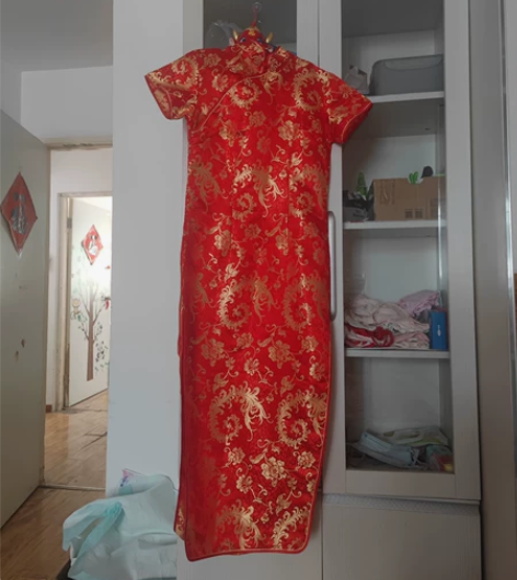 定做的敬酒服旗袍,仅穿过一次,L码,裙摆处...