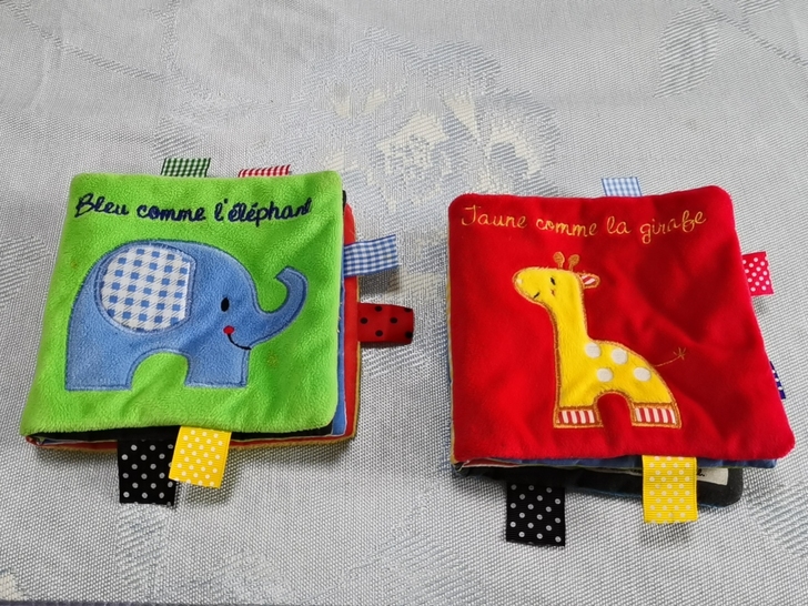 宝宝布书,轻微使用痕迹。两本自提20元,快...