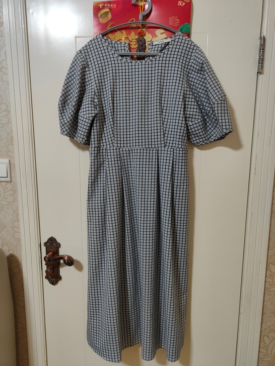 素色连衣裙，M码，穿着显瘦，穿的次数少