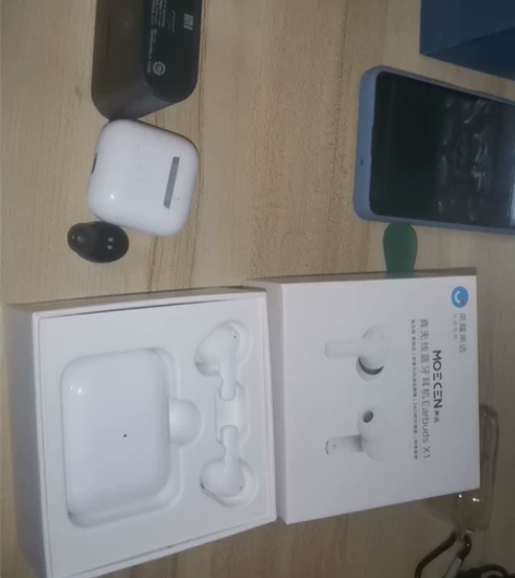 卖4个蓝牙耳机一个小米，一个荣耀，一个纽曼...