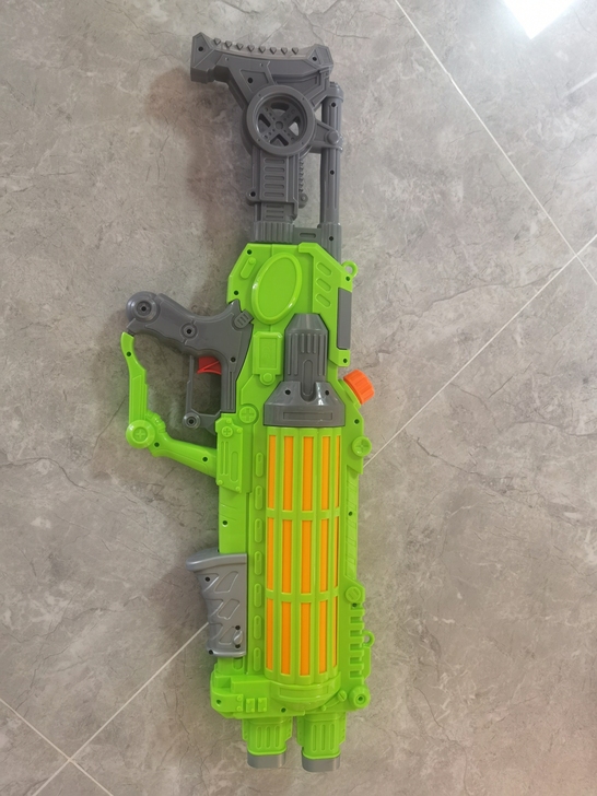 特大号呲水枪,太大了,装满水有点重,我儿子...