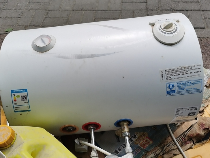 美的热水器搬家用不上了,转给需要的人租房首选