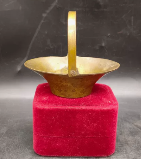 民国花篮铜烛台一只，品相还不错完整无裂有磕...