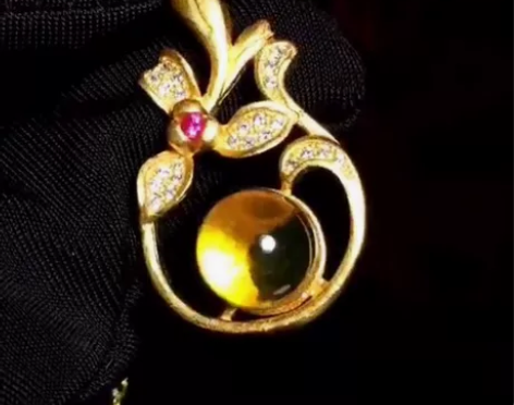 蓝珀吊坠Ys鎏金蓝珀玉兰花吊坠团购68包。...