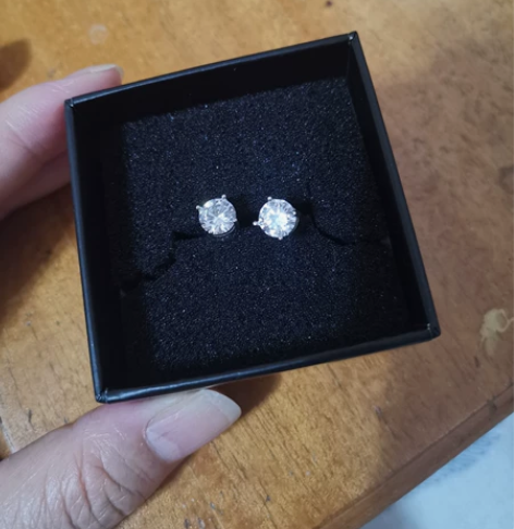 全新，经典四爪莫泊桑钻石耳钉50元，心形坠...