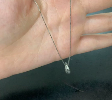 项链925纯银，下方是小戒指，有钻，前男友...