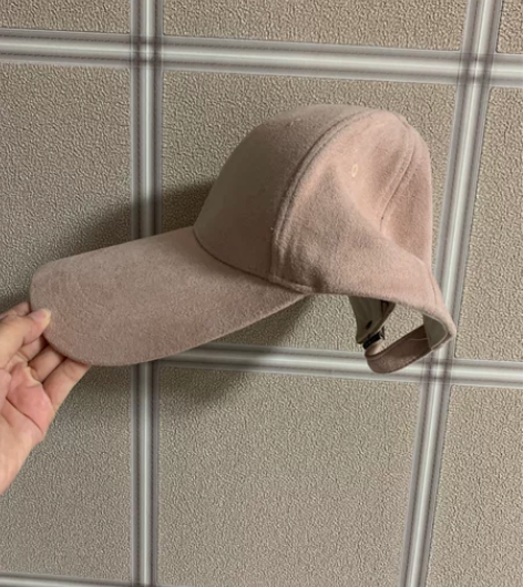 出两顶帽子 肉粉色棒球帽和黑色百搭渔夫帽 ...