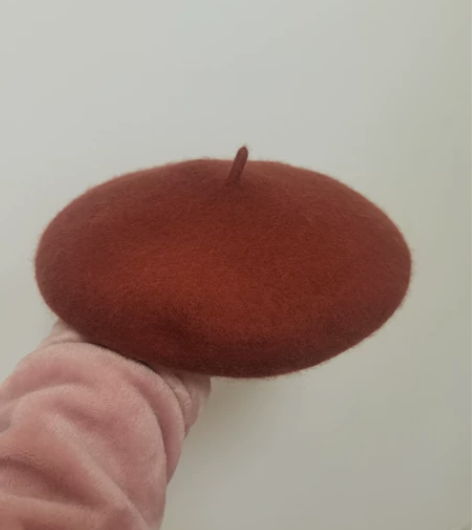 贝雷帽焦糖色，呢子的，仅试戴，帽子太多，出...