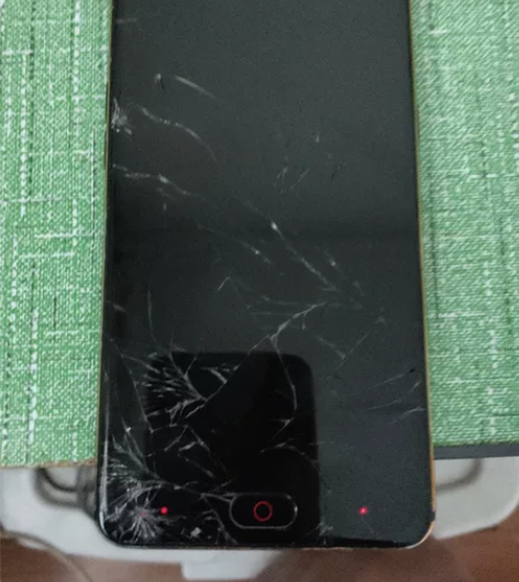 努比亚，手机屏幕碎了，开机有反应，有没有密...