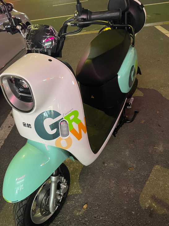 刚买几天，全新，5个电池2100元，不议价