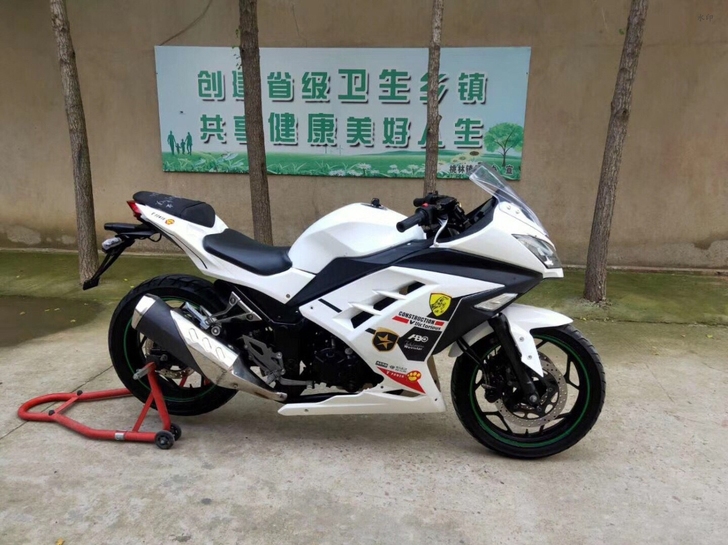 法拉利款小忍者250跑车摩托车。