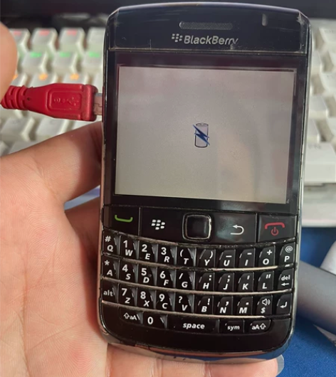 黑莓手机 可以开机 成色一般 带原装皮套 ...