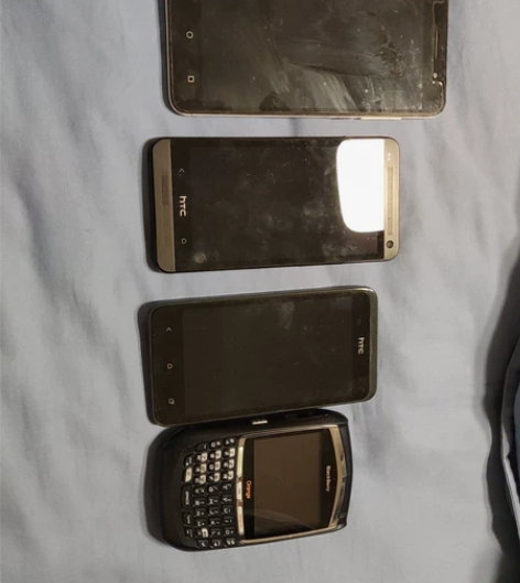 旧手机四台，中间HTC和右边黑莓是好的，黑...