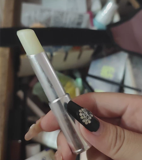 阿芙的润唇膏 雅诗兰黛的赠品口红 和不知名...