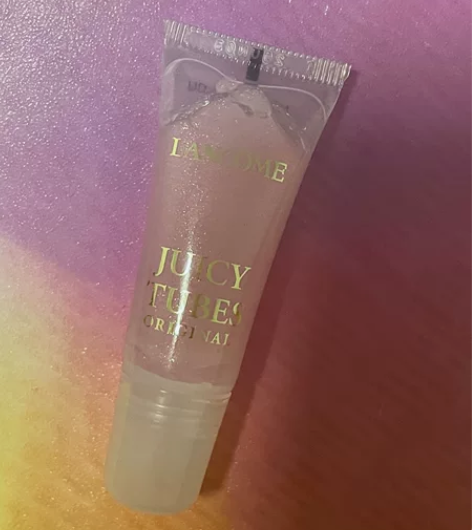 只试用过一次  还是用棉签蘸取#润唇膏 感...