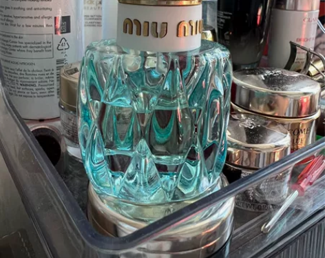 miumiu 香水 30ml 余量如图 哺...