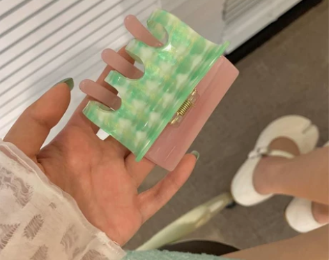 春夏调色盘撞色格纹粉绿方形抓夹 感兴趣的话...