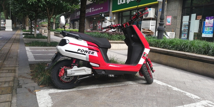 六月份买，平路速度最快50，上下班用，每天...