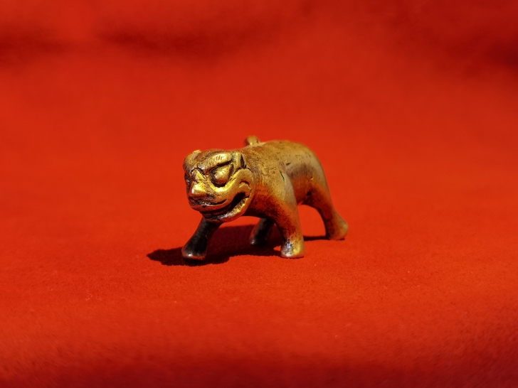 清代鎏金镇纸 老虎  体型优美生动，因年份...