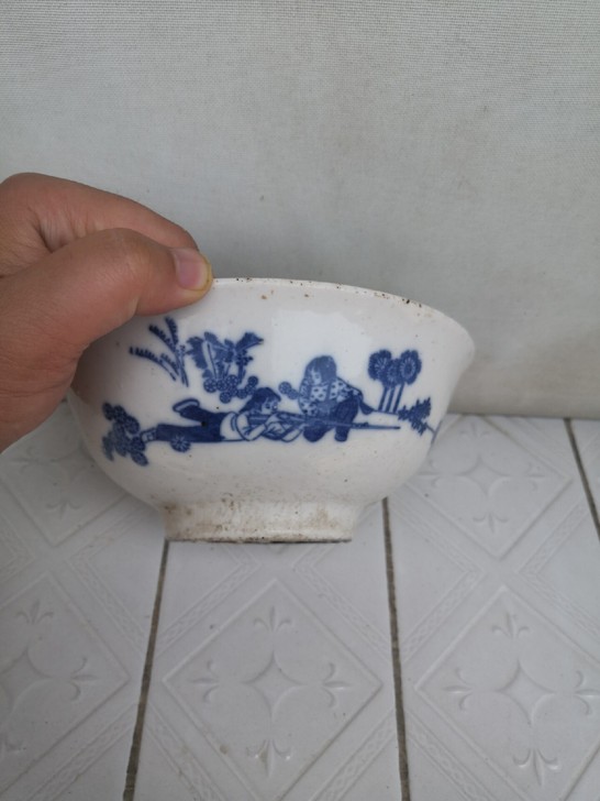 文革碗两个，品相如图，都有些小瑕疵，整体状...
