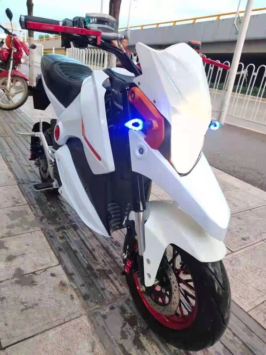 高配纯白色小猴子，72伏20安的电池，整车...