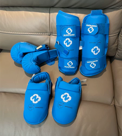 空手道护具全套,包括拳套,脚套,护膝。尺码...