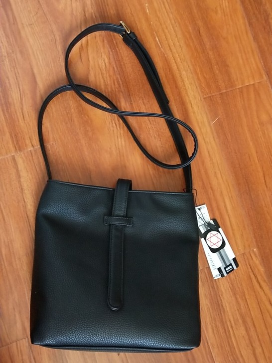 日韩简约新款女水桶包全新带吊牌，皮质超柔的...