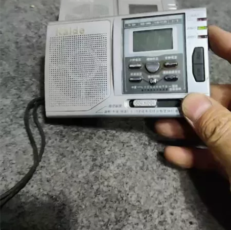 收音机两台 品相如图 配件出售 售出不退不...