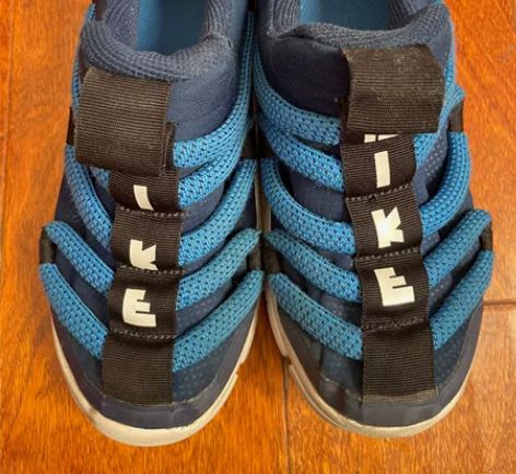 正品耐克，33.5码，适合脚长21厘米。同...