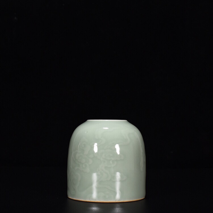 清乾隆豆青釉刻祥云水盂