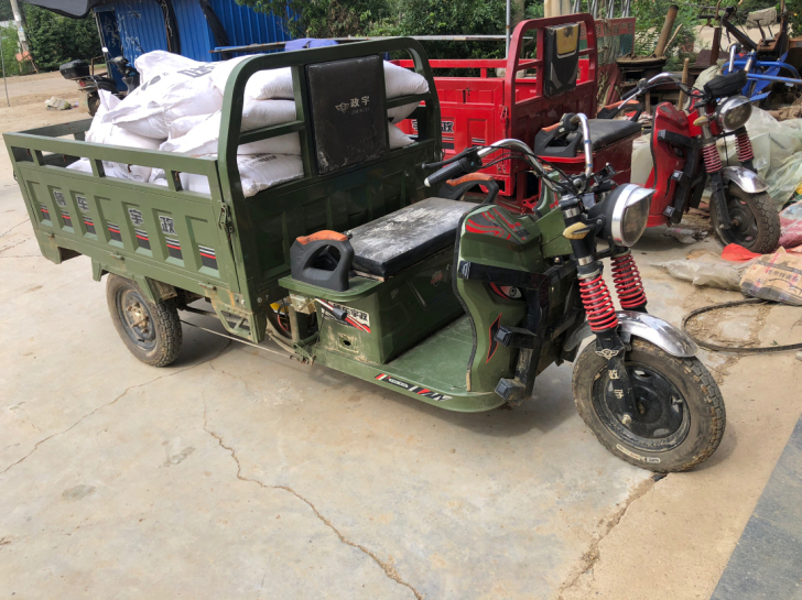电动三轮车，刚装60Ｖ52安超威大电瓶，图...